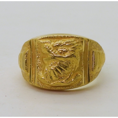 9139 - A bright yellow metal dragon's head ring, stamped with Chinese characters and 96.5%, size S, weight ... 