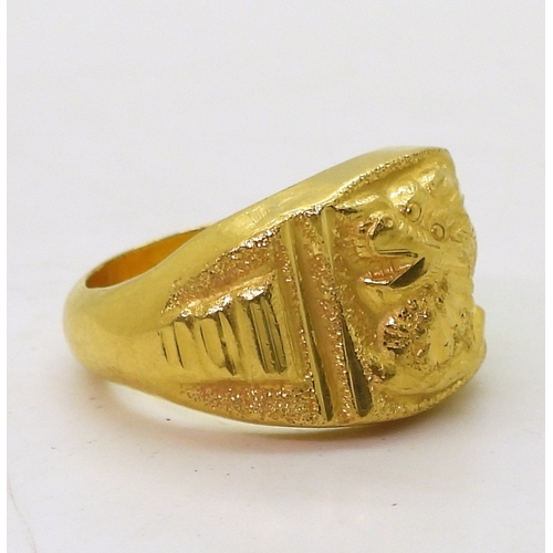 9139 - A bright yellow metal dragon's head ring, stamped with Chinese characters and 96.5%, size S, weight ... 