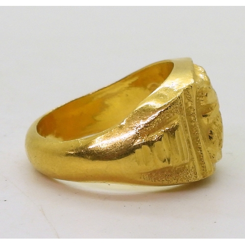 9139 - A bright yellow metal dragon's head ring, stamped with Chinese characters and 96.5%, size S, weight ... 