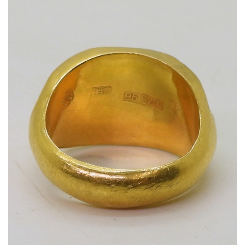 9139 - A bright yellow metal dragon's head ring, stamped with Chinese characters and 96.5%, size S, weight ... 