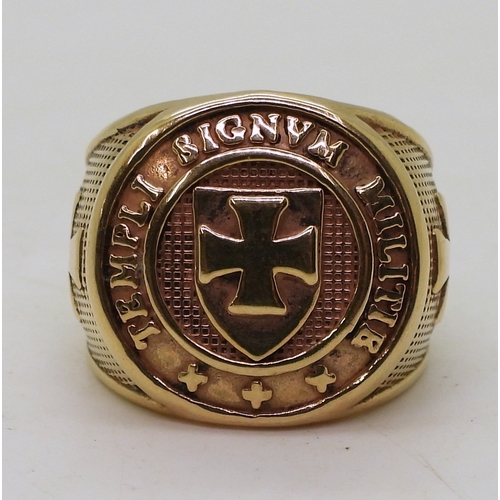 9146 - A 9ct gold signet ring embossed with the motto 'Templi Signum Militie' size V, weight 24.3gms