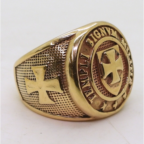 9146 - A 9ct gold signet ring embossed with the motto 'Templi Signum Militie' size V, weight 24.3gms