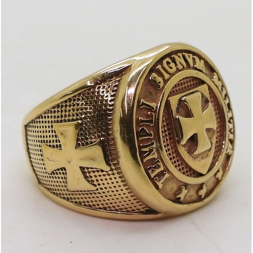 9146 - A 9ct gold signet ring embossed with the motto 'Templi Signum Militie' size V, weight 24.3gms