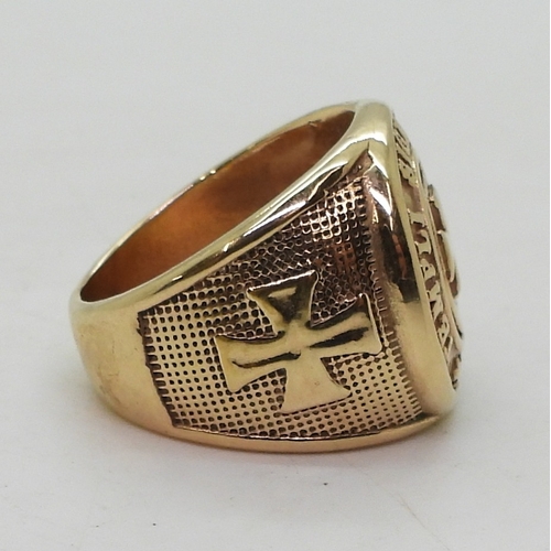 9146 - A 9ct gold signet ring embossed with the motto 'Templi Signum Militie' size V, weight 24.3gms