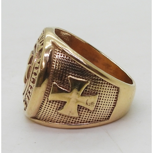 9146 - A 9ct gold signet ring embossed with the motto 'Templi Signum Militie' size V, weight 24.3gms