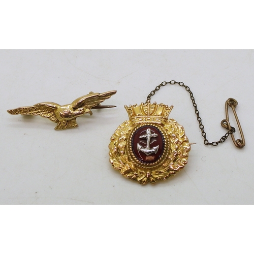 9147 - A 9ct gold RAF sweetheart brooch of an eagle, together with a 9ct gold Royal Navy sweetheart brooch,... 