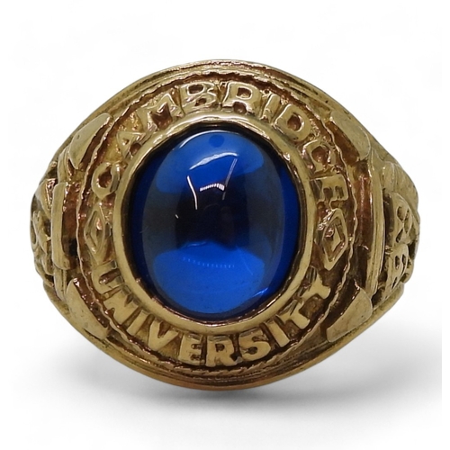 9150 - A 9ct gold American Style college ring, embossed with Cambridge University, set with a blue glass ge... 