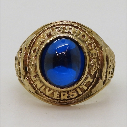 9150 - A 9ct gold American Style college ring, embossed with Cambridge University, set with a blue glass ge... 