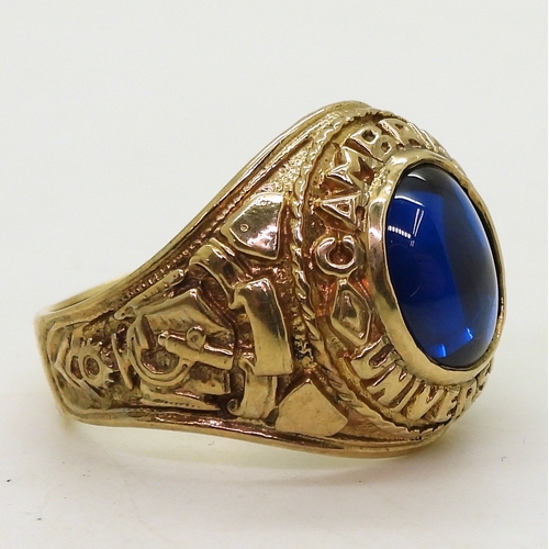 9150 - A 9ct gold American Style college ring, embossed with Cambridge University, set with a blue glass ge... 