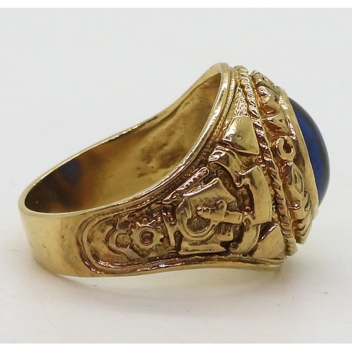 9150 - A 9ct gold American Style college ring, embossed with Cambridge University, set with a blue glass ge... 