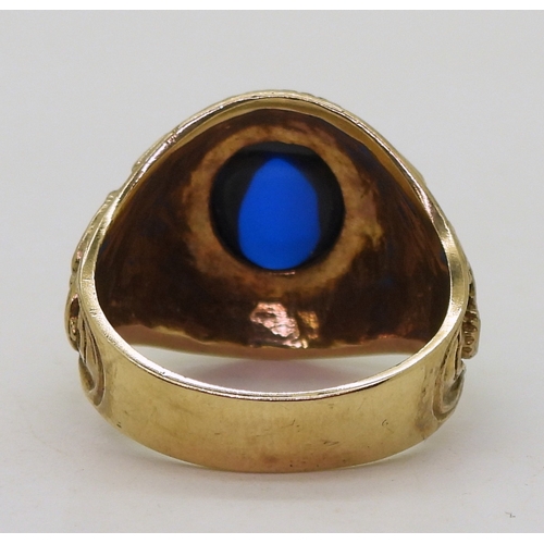 9150 - A 9ct gold American Style college ring, embossed with Cambridge University, set with a blue glass ge... 