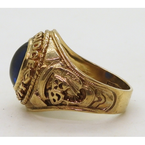 9150 - A 9ct gold American Style college ring, embossed with Cambridge University, set with a blue glass ge... 