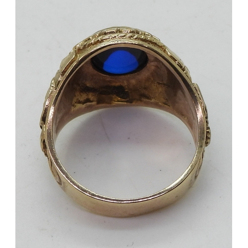 9150 - A 9ct gold American Style college ring, embossed with Cambridge University, set with a blue glass ge... 