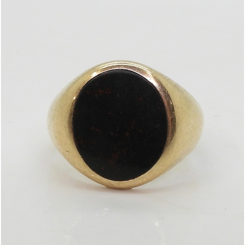 9048 - A 10k gold bloodstone signet ring, size U1/2, weight 9.7gms