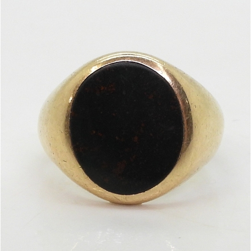 9048 - A 10k gold bloodstone signet ring, size U1/2, weight 9.7gms