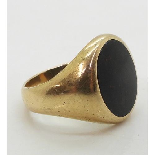 9048 - A 10k gold bloodstone signet ring, size U1/2, weight 9.7gms