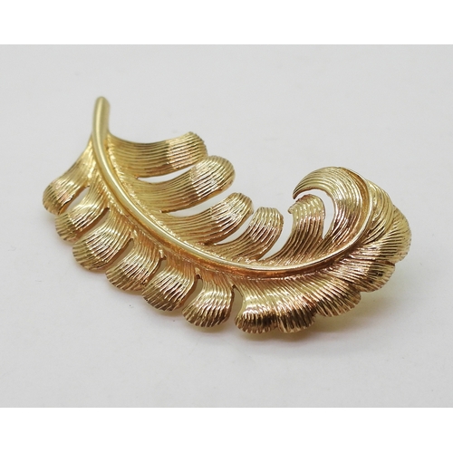 2758 - A CARTIER FEATHER BROOCHmade in 14k gold, signed Cartier to the back. Length 5cm. Weight 8.2gms. In ... 