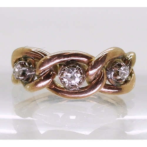 2760 - A CHAIN PATTERN RINGmade in yellow metal and set with three old cut diamonds, with an estimated tota... 