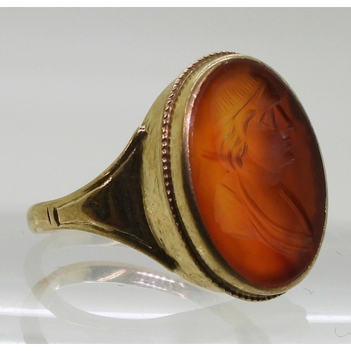 2762 - A CARNELIAN INTAGLIO RINGcarved with a gentleman, in a 9ct gold ring mount, finger size P1/2, weight... 