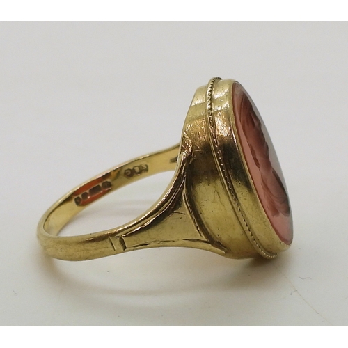 2762 - A CARNELIAN INTAGLIO RINGcarved with a gentleman, in a 9ct gold ring mount, finger size P1/2, weight... 