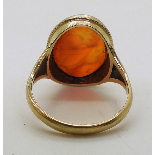 2762 - A CARNELIAN INTAGLIO RINGcarved with a gentleman, in a 9ct gold ring mount, finger size P1/2, weight... 