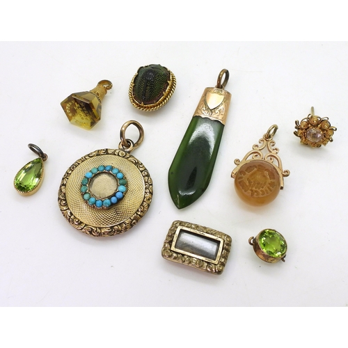 790 - A collection of gold and yellow metal items to include, a turquoise set locket, a New Zealand jade p... 