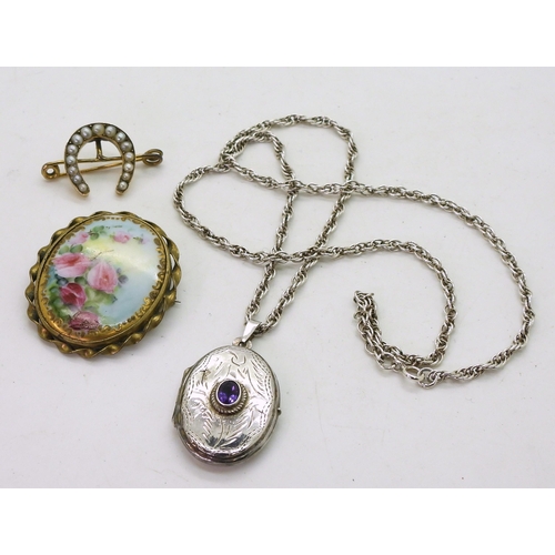 800 - A yellow metal horseshoe brooch, weight 3.7gms, a silver amethyst set locket and chain, and a costum... 