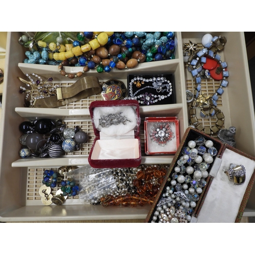 853 - A collection of vintage costume jewellery to include, Ciro pearls one with a 9ct gold clasp, further... 