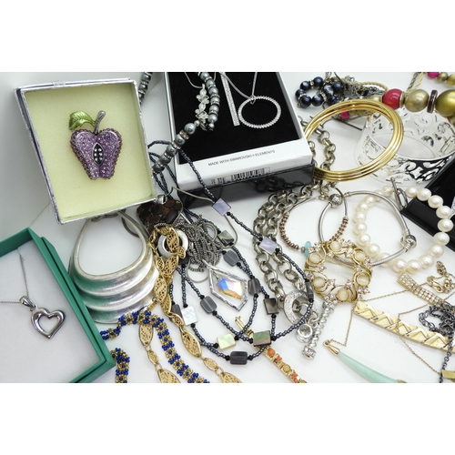 882 - A collection of silver & costume jewellery to include Murano glass items, a silver Pandora brace... 