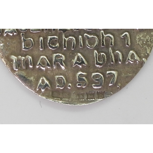 2773 - ALEXANDER RITCHIE & ASSOCIATED JEWELSan Alexander Ritchie cross, stamped AR Iona, was owned by o... 