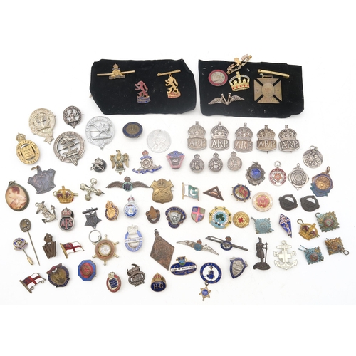 479 - A mixed collection of military and civilian badges, to include five hallmarked silver ARP lapel/pin ... 