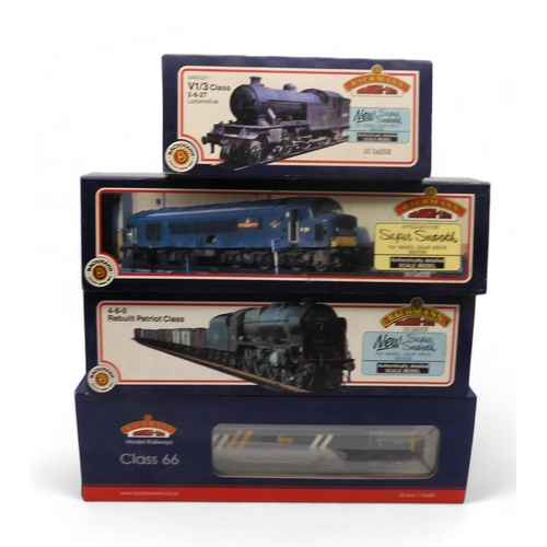 541 - A boxed Bachmann Branch-Line 00-gauge 32-979Y Class 66 Diesel 66301 Fastline locomotive, with an old... 