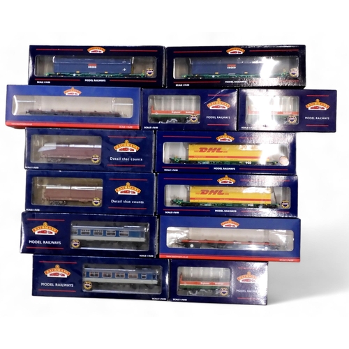 542 - Assorted boxed Bachmann Branch-Line 00-gauge coaches/stock, to include 39-281 Mk1 FK Pullman Kitchen... 