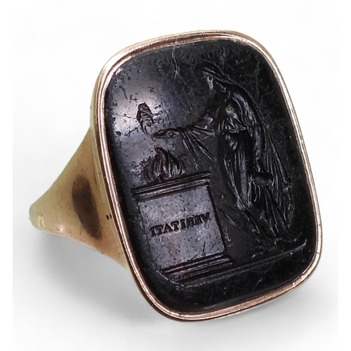 2777 - A GLASS INTAGLIO RINGinscribed vertiati - Truth, in a 9ct gold ring mount. Finger size approx R, wei... 