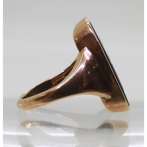 2777 - A GLASS INTAGLIO RINGinscribed vertiati - Truth, in a 9ct gold ring mount. Finger size approx R, wei... 