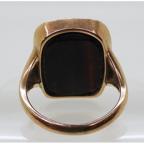 2777 - A GLASS INTAGLIO RINGinscribed vertiati - Truth, in a 9ct gold ring mount. Finger size approx R, wei... 