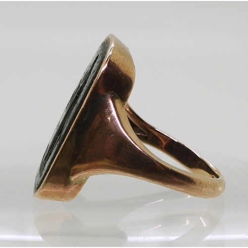 2777 - A GLASS INTAGLIO RINGinscribed vertiati - Truth, in a 9ct gold ring mount. Finger size approx R, wei... 