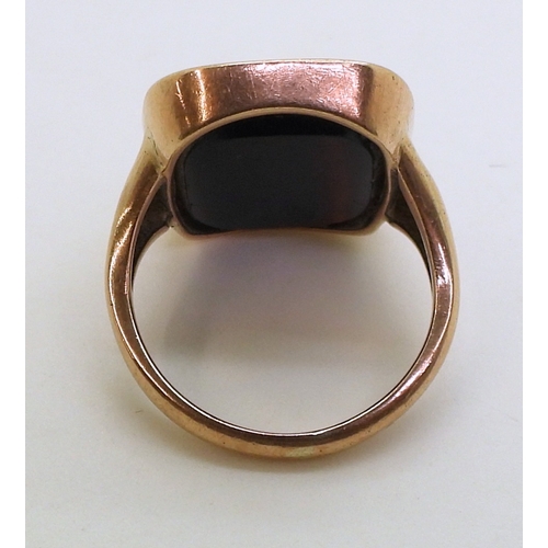 2777 - A GLASS INTAGLIO RINGinscribed vertiati - Truth, in a 9ct gold ring mount. Finger size approx R, wei... 