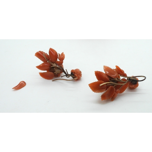 2779 - A SUITE OF CORAL JEWELSa bracelet, with carved flowers and leaves, yellow metal clasp, can be shorte... 