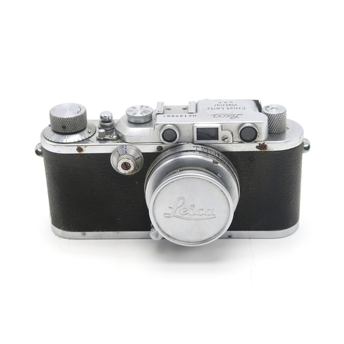 2655 - A 1930s LEICA III CAMERASerial no. 137661, fitted with an Ernst Leitz, Wetzlar Summar f=5 1:2 lens, ... 