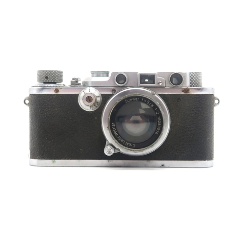 2655 - A 1930s LEICA III CAMERASerial no. 137661, fitted with an Ernst Leitz, Wetzlar Summar f=5 1:2 lens, ... 