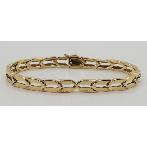 2798 - A 9CT GOLD ERIC SMITH BRACELETof chevron links, retailed by Cairncross of Perth. Length 18.5cm, weig... 