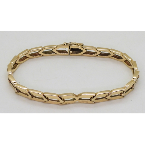 2798 - A 9CT GOLD ERIC SMITH BRACELETof chevron links, retailed by Cairncross of Perth. Length 18.5cm, weig... 