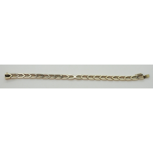 2798 - A 9CT GOLD ERIC SMITH BRACELETof chevron links, retailed by Cairncross of Perth. Length 18.5cm, weig... 