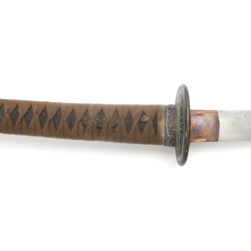 2613 - A WW2 JAPANESE NAVAL OFFICER'S KAI GUNTO SWORDThe grip of black shagreen with brown ito wrap, floral... 