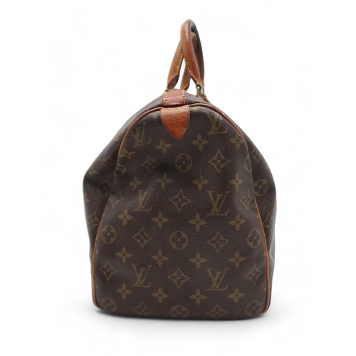 2672 - LOUIS VUITTON: A MONOGRAM SPEEDY 40monogram canvas with leather trim and gold hardware, 40cm wide, 2... 