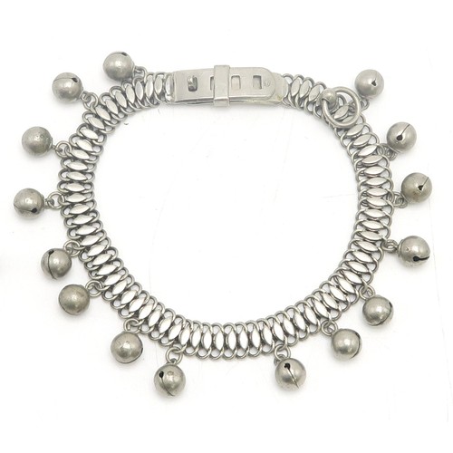 2669 - A WHITE METAL CHAIN-LINK DOG COLLARCirca-1900, suspending bells and size adjustable... 