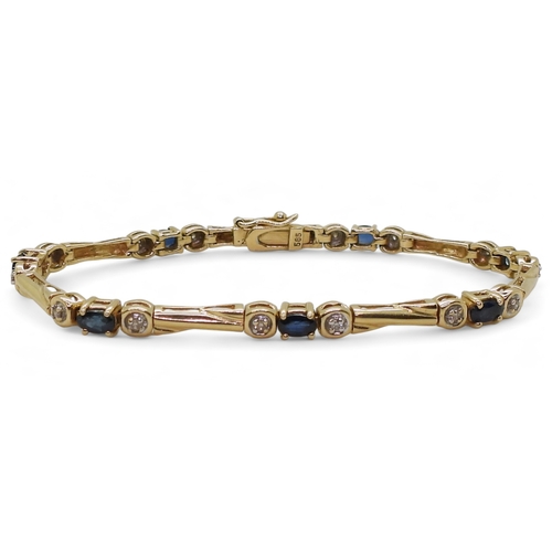 2810 - A SAPPHIRE & DIAMOND BRACELETmounted in 14k gold, set with seven 4.9mm x 3.2mm, oval cut sapphir... 