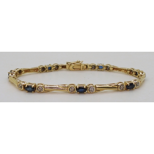 2810 - A SAPPHIRE & DIAMOND BRACELETmounted in 14k gold, set with seven 4.9mm x 3.2mm, oval cut sapphir... 