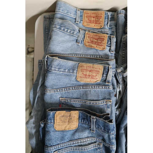 70F - A lot of assorted gents denim jeans to include Levi's, wranglers and Boss